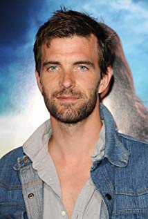 How tall is Lucas Bryant?